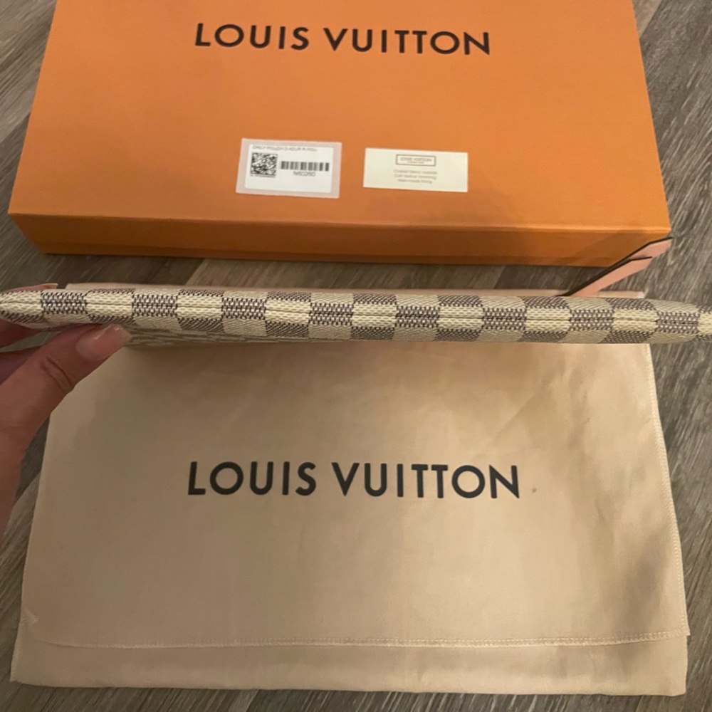 Louis Vuitton Daily Pouch - Picture 4 of 9